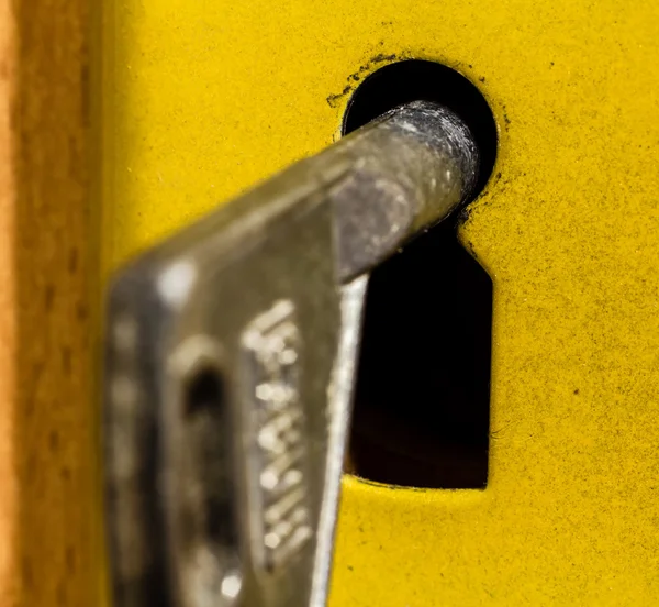 Oude sleutel zit in het oog van de deur. — Stockfoto
