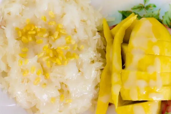 Klibbigt ris med mango — Stockfoto