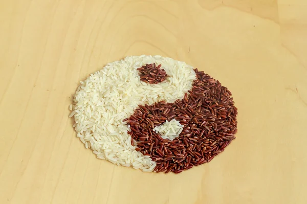 Black and white rice forming a yin yang — Stock Photo, Image