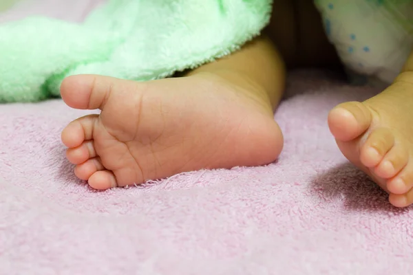 Un primo piano dei piedi del bambino . — Foto Stock