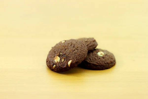 Biscotti con gocce di cioccolato su sfondo di legno — Foto Stock