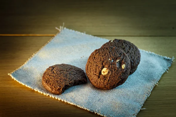 Ciasteczka czekoladowe na drewnianym tle — Zdjęcie stockowe