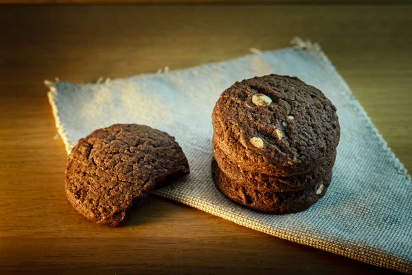 Cookies aux pépites de chocolat sur fond bois — Photo