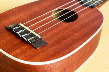 Ukulele ahşap zemin üzerinde 