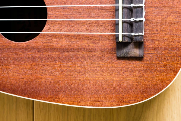 Ukulele no fundo de madeira — Fotografia de Stock