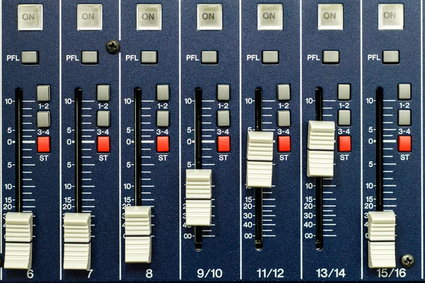 Botões e guias no controlador de áudio — Fotografia de Stock