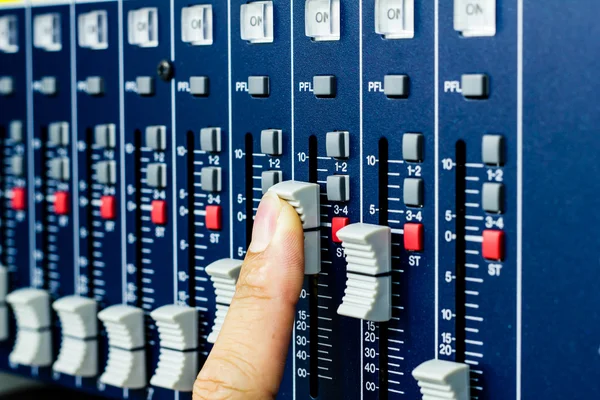 Кнопки і вкладки в аудіо контролері — стокове фото