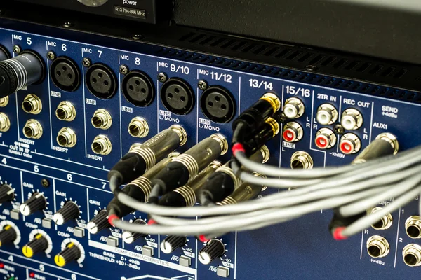 Connettori audio su un mixer audio — Foto Stock