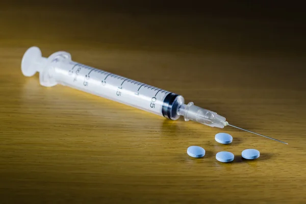 药物注射器和熟海洛因 — 图库照片