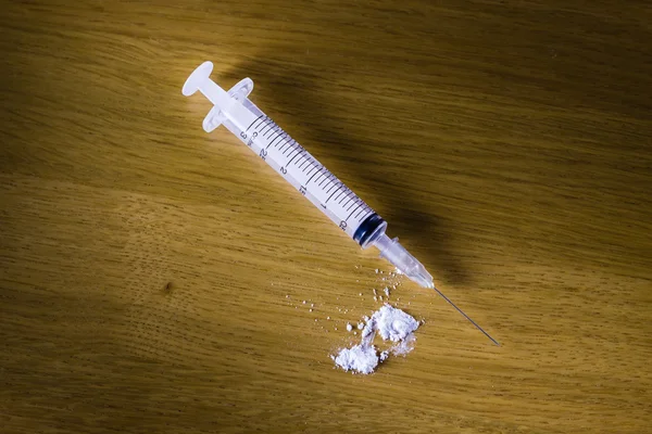 薬物注射器と調理されたヘロイン — ストック写真