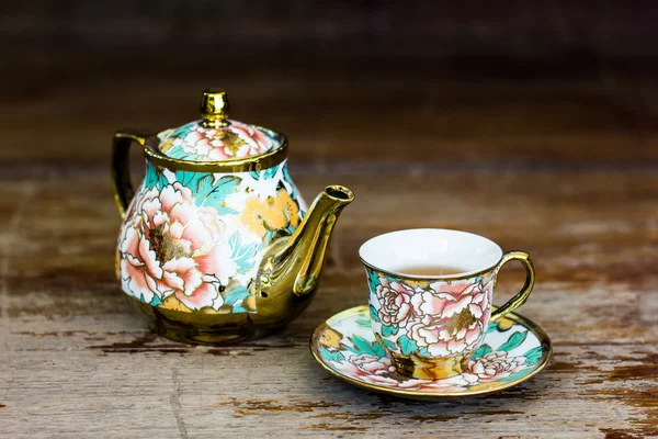 Vagem de chá Chinaware e pequenas tigelas de bebida — Fotografia de Stock