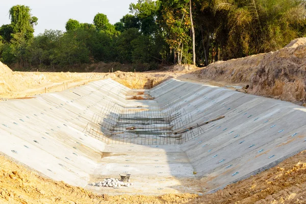 Skládaných betonových odvodňovacích — Stock fotografie