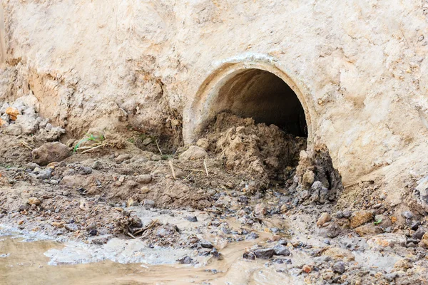 Sewage pipe polluting the river — Stock Photo, Image