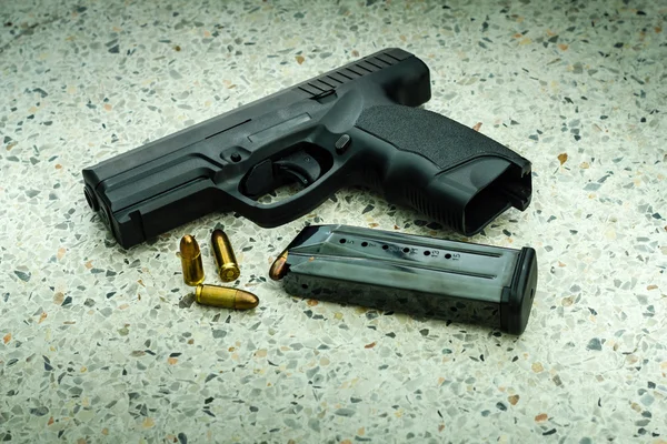 Pistola com revista e munição — Fotografia de Stock
