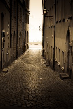 Arnavut kaldırımlı yol ile renkli rustik sokak