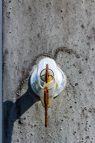 Velha chave enferrujada dentro de um buraco de fechadura — Fotografia de Stock