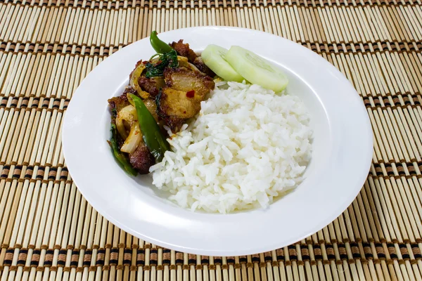 米饭和炒脆猪肉 — 图库照片