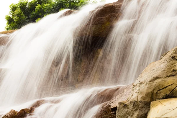 Bela cachoeira nas rochas — Fotografia de Stock