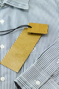 Mavi gömlek etiketi etiket