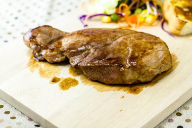 ahşap ızgara biftek