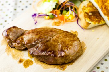 ahşap ızgara biftek