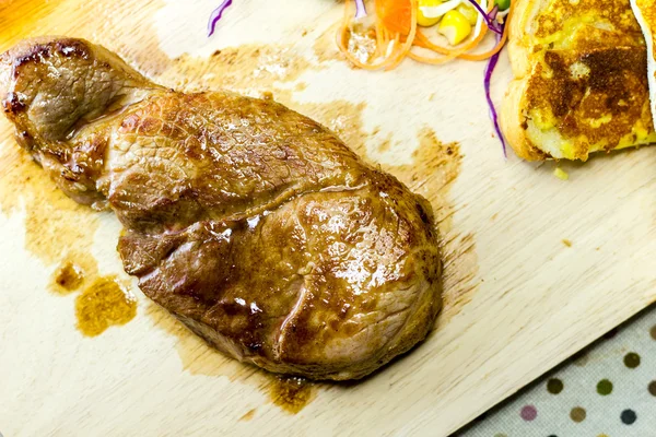 Filetes a la parrilla en madera —  Fotos de Stock