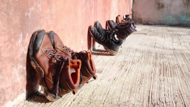 Sapatos Caminhada Molhados Ficando Secos Sob Sol Enquanto Homem Testava — Vídeo de Stock