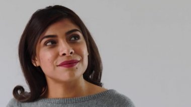 Genç Lating Gilr beyaz arka plan üzerinde düşünüyor