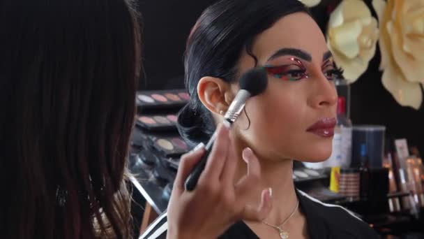 Exótico Joven Modelo Latino Que Hace Con Maquillaje Fantasía — Vídeo de stock