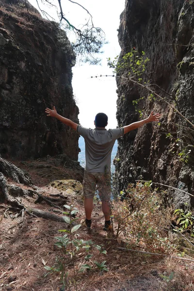 Muž Otevřenou Náručí Mexické Hoře Tepozteco — Stock fotografie