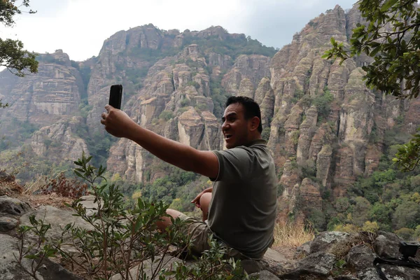 Άνθρωπος Στο Βουνό Tepozteco Παίρνει Μια Selfie Εικόνα Αρχείου