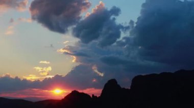 Meksika 'daki Tepoztlan dağlarında güzel bir gün batımı