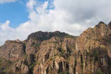 Morelos, Meksika 'daki Tepozteco Dağı' nın temiz görüntüsü.