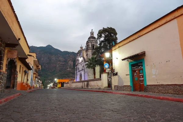 Tepoztlan, Morelos, Meksika. 10 Ocak 2021. Holly Trinity Kilisesi ile Ana Cadde