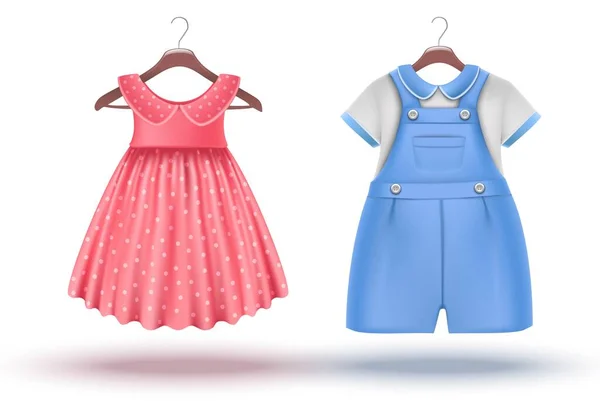 Трехмерный реалистичный векторный набор одежды девочки и мальчика на вешалке. Розовое платье и синий комбинезон. Изолированный на белом фоне. — стоковый вектор