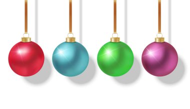 Beyaz üzerine izole edilmiş renkli Noel topları koleksiyonu.