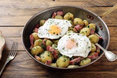 Kızarmış yumurta jambon ve patates ile