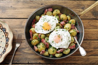 Kızarmış yumurta jambon ve patates ile