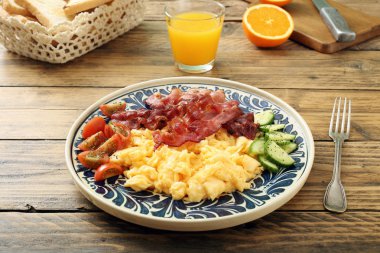 Yağda yumurta ve pastırma.