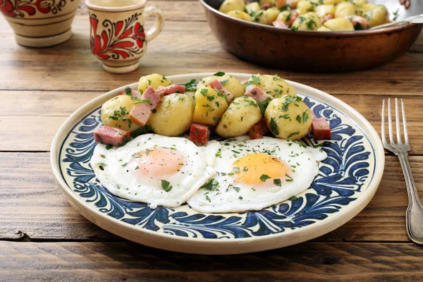 Жареные яйца с ветчиной и картошкой — стоковое фото