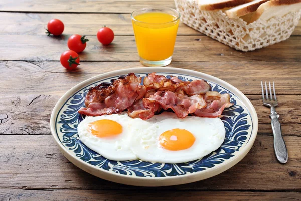 Smažená vejce a slanina — Stock fotografie