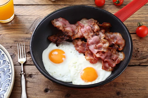 Huevos fritos y tocino — Foto de Stock