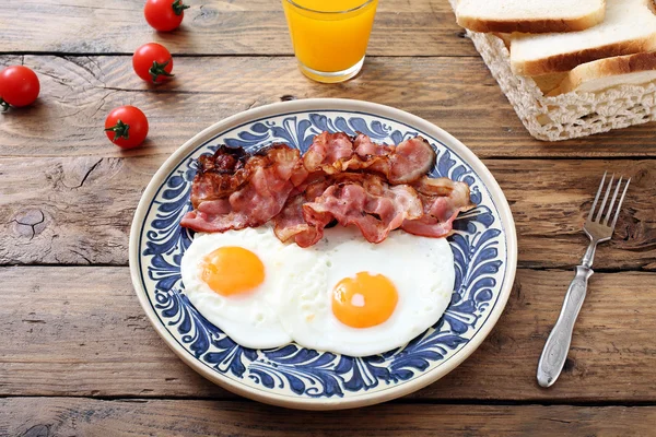 Smažená vejce a slanina — Stock fotografie