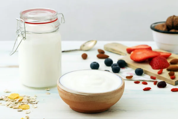 Yogur griego en un tazón de cerámica — Foto de Stock