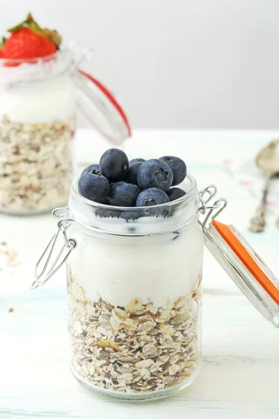 Taze meyve, yoğurt ve granola — Stok fotoğraf