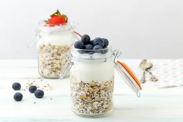 Frische Beeren, Joghurt und Müsli — Stockfoto