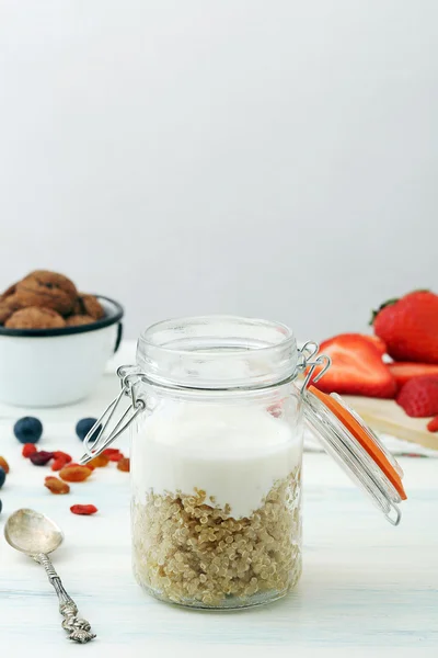 Iogurte e quinoa gregos — Fotografia de Stock