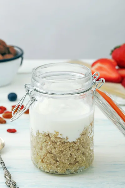 Řecký jogurt a quinoa — Stock fotografie