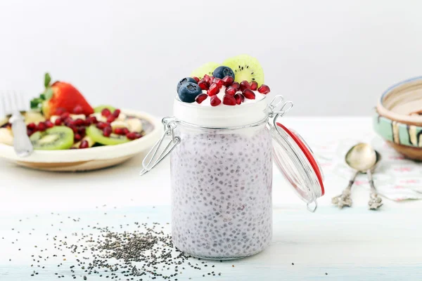Café da manhã saudável com sementes de chia — Fotografia de Stock