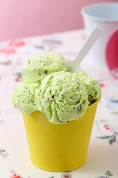 노란 금속 컵 아이스크림 — 스톡 사진